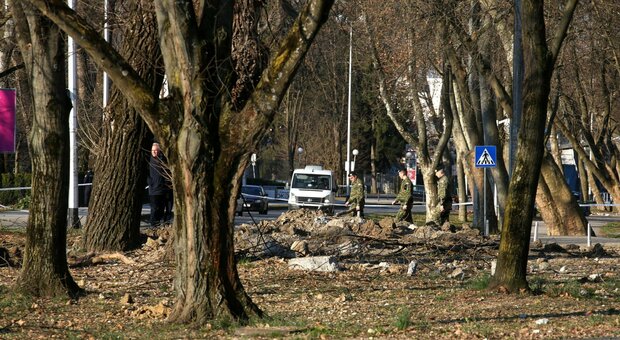 Ucraina, drone di ricognizione proveniente dalla zona di guerra si schianta a Zagabria: cratere di tre metri in un parcheggio
