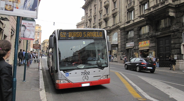 Roma, colpisce e frantuma il finestrino di un autobus con una stampella: arrestato