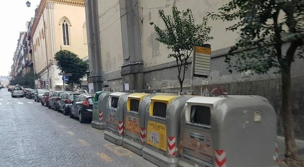 Napoli, la fermata dell'autobus negata dalle campane della raccolta differenziata