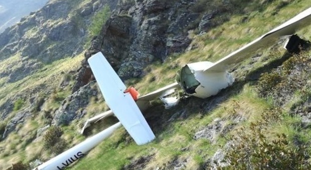 Vercelli, aliante si schianta tra le montagne: morto il pilota