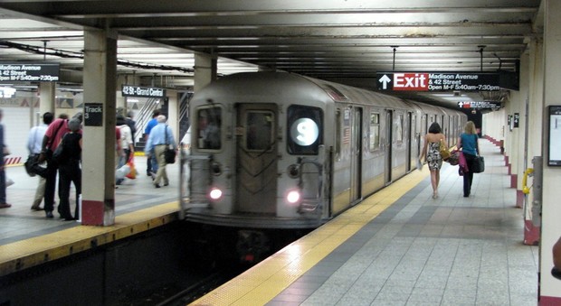 New York, la metro abolisce il genere dagli annunci: niente più «ladies and gentlemen»
