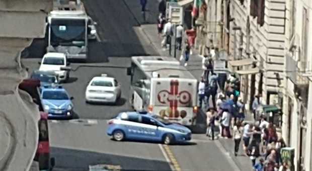 Roma, un altro bus 63 si blocca nel punto esatto di quello esploso: paura in via del Tritone