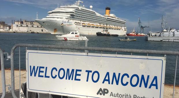 Ancona, è arrivata la nave da crociera Covid: tamponi a bordo e container a terra per sventare ogni rischio di contagio