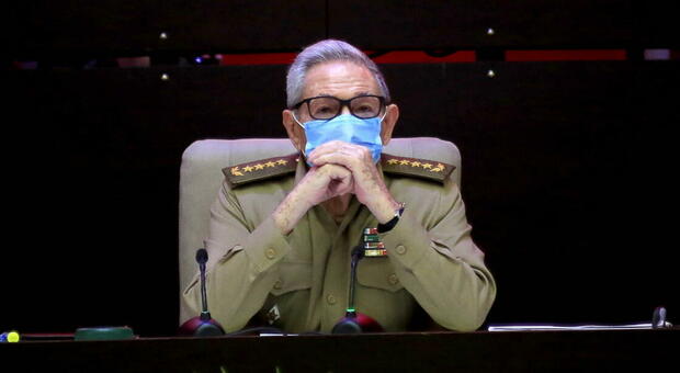 Raul Castro si dimette da segretario del partito comunista: dopo 60 anni a Cuba comincia una nuova era