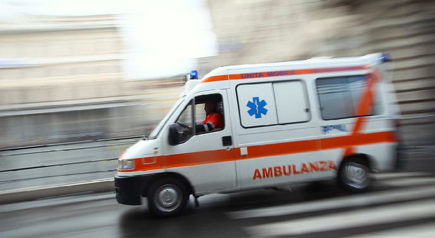 Pesaro, violento schianto fra tre auto: morti due bambini, grave la mamma. Altre quattro persone ferite