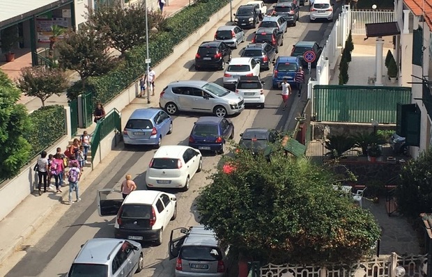 Traffico in tilt a Lago Patria: bambini aspettano i genitori oltre l'orario di lezione