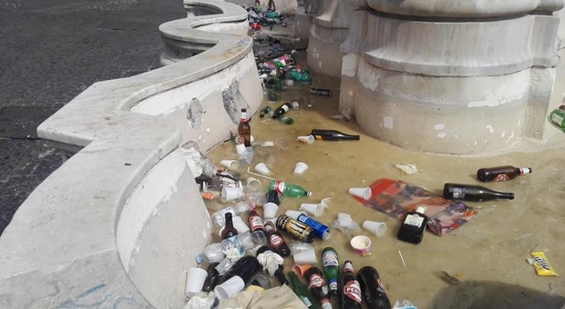 Napoli, ripulita la fontana di Monteoliveto, il Gambrinus: «Portatela al Plebiscito e la curiamo»