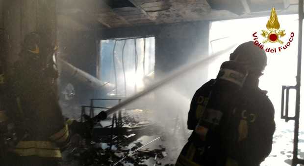 I vigili del fuoco domano l'incendio a Cecchini di Pasiano in una fabbrica