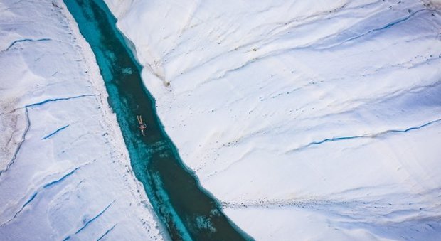 Il nuotatore Lewis Pugh nuota sotto uno strato di ghiaccio dell'antartico per sensibilizzare il mondo sul delicato tema del riscaldamento globale