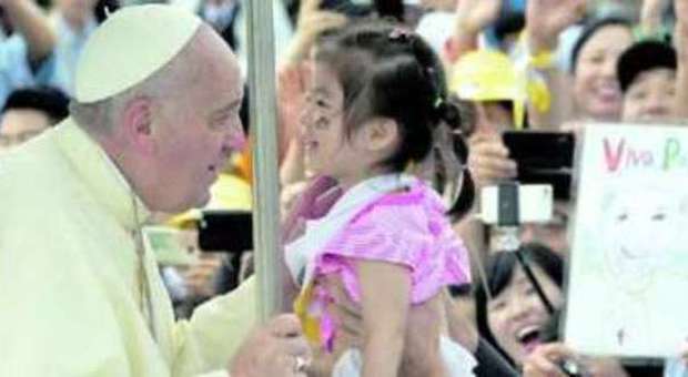 Il Papa saluta una bimba coreana