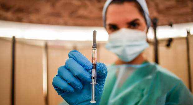 Vaccini: in Puglia somministrate 57.320 dosi, ma taglio del 38% sulle forniture. Per garantire i richiami rallenta il completamento della Fase 1