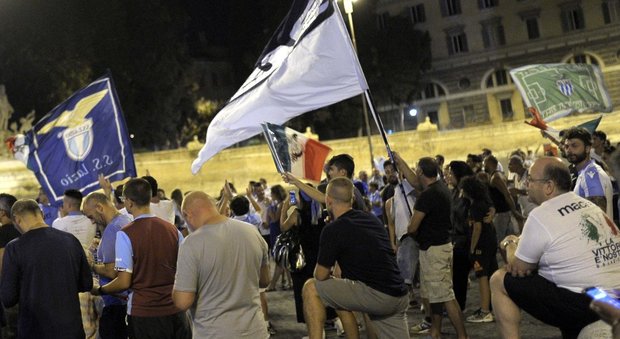 Juve-Lazio, la festa dei tifosi biancocelesti: caroselli nel centro di Roma