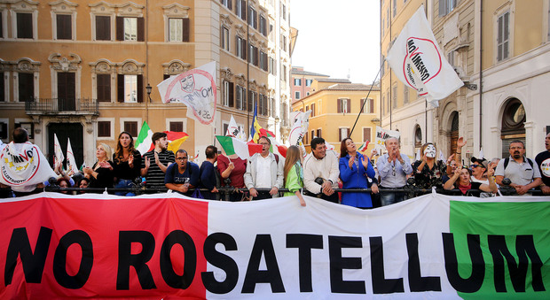 In piazza contro il Rosatellum grillini, forconi e reduci rossi: slogan fotocopia