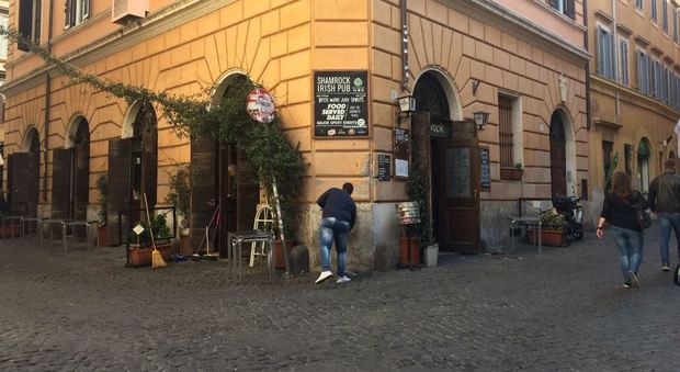 Roma, assalto al pub: supporter del Chelsea presi a bastonate da tifosi giallorossi