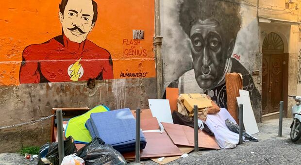 Napoli, una discarica abusiva copre i murales di Totò e Nino Taranto ai Quartieri spagnoli