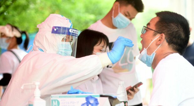 Cina, due prof universitari di Shangai risultano 2 volte positivi ma girano liberamente: focolaio e test a tappeto