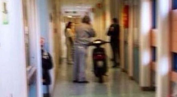Napoli, percorre con lo scooter il corridoio dell'ospedale: ricoverati allibiti