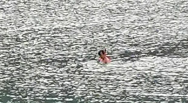 La donna che si è gettata nel lago di Alleghe per un bagno con la temperatura quasi a zero gradi