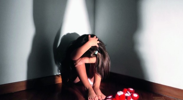 Abusa sessualmente di 5 bambine avute in affido, arrestato padre di famiglia