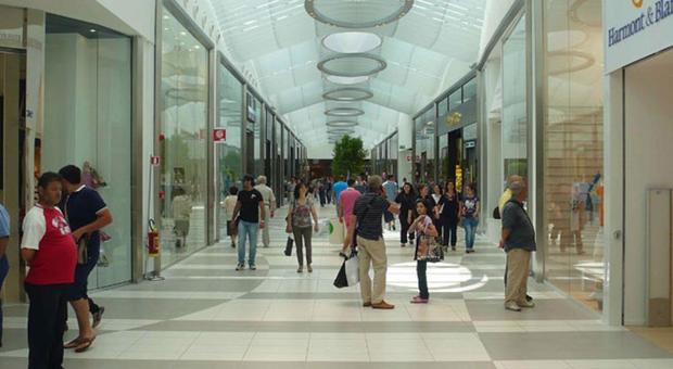 Pompei, vogliono rubare smartphone al centro commerciale: presi