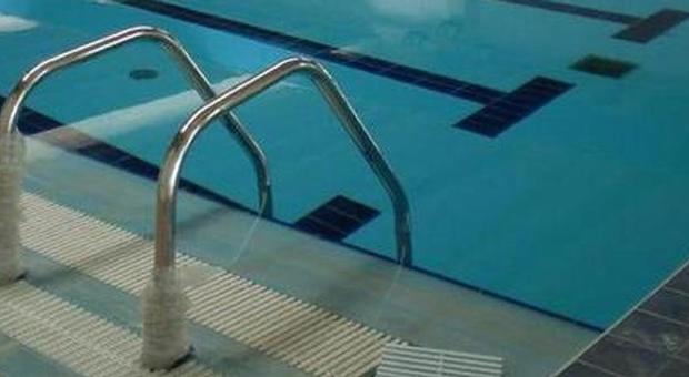 Bimba di cinque anni cade in piscina, operaio la salva con un massaggio cardiaco