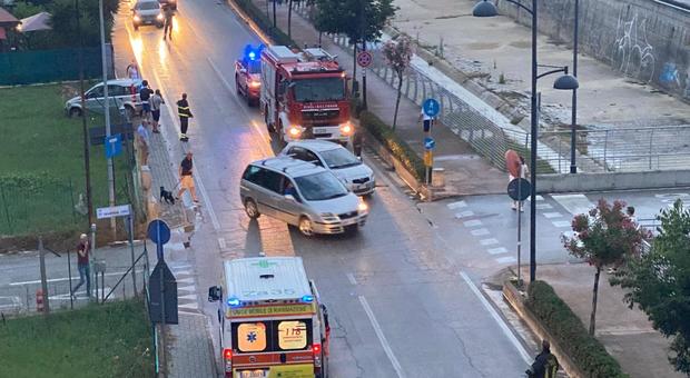 San Benedetto, carambola all'incrocio e un'auto finisce fuori strada: una ragazza all'ospedale