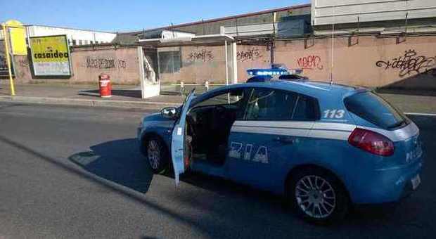Roma, lite alla fermata dell'autobus: donna accoltellata alla gola tra i passeggeri in attesa
