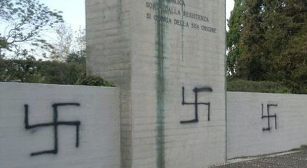 Ancona, svastiche giganti sul Monumento alla Resistenza: indignazione e rabbia