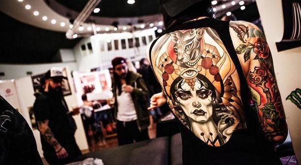 Roma, la carica delle 150 tatuatrici: apre la convention delle signore dell'inchiostro su pelle