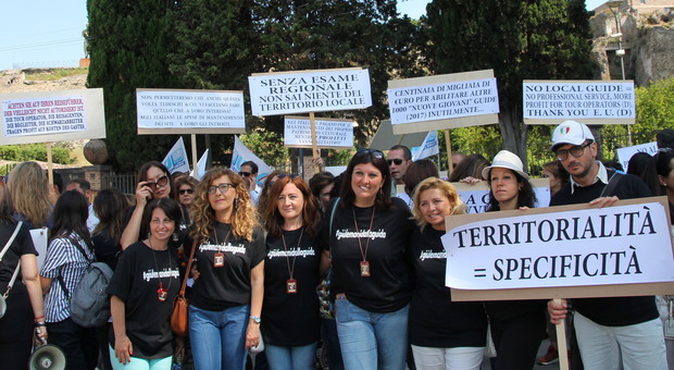 Pompei, 200 guide turistiche in protesta davanti agli Scavi