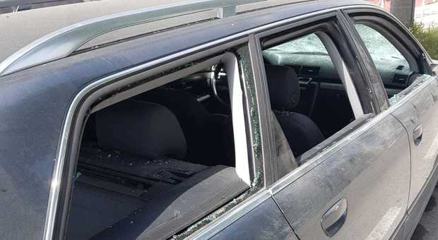 L'Audi A4 distrutta parcheggiata in Riviera Pace a Badia
