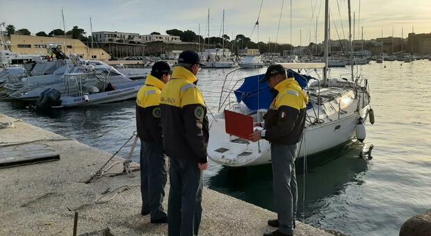 La Finanza nei porti: scoperte 8 barche italiane con bandiera estera per evadere le tasse