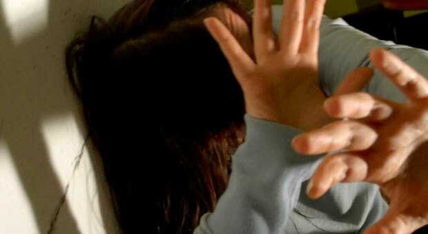 Violenza sessuale per mesi sulla figlia minorenne, operaio finisce nei guai
