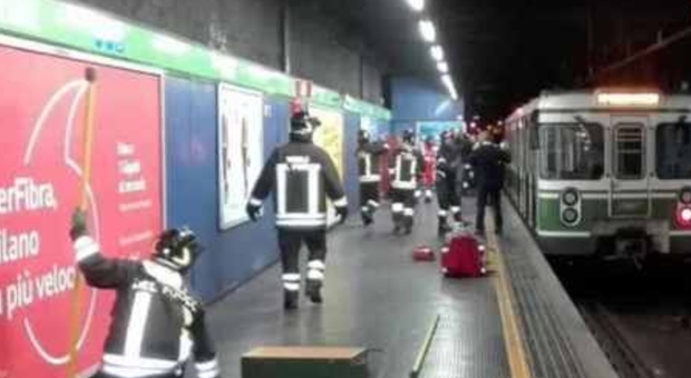 Tentato suicidio sulla linea 1 della metro a Milano: uomo si butta sui binari, il treno frena prima di colpirlo. Due passeggeri feriti