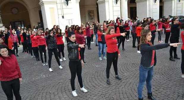 Rieti, flash mob in piazza per dire no alla violenza sulle donne Con RiCREAzione e istituto magistrale
