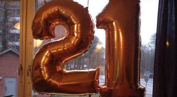 Svezia, la polizia scambia i palloncini di compleanno per il marchio dell'Isis: incursione alla festa