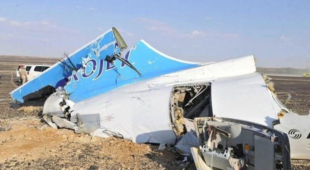 I resti dell'aereo russo caduto sul Sinai