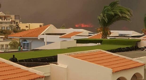 Un'immagine dell'incendio che sta devastando l'isola di Rodi dall'hotel della famiglia trevigiana