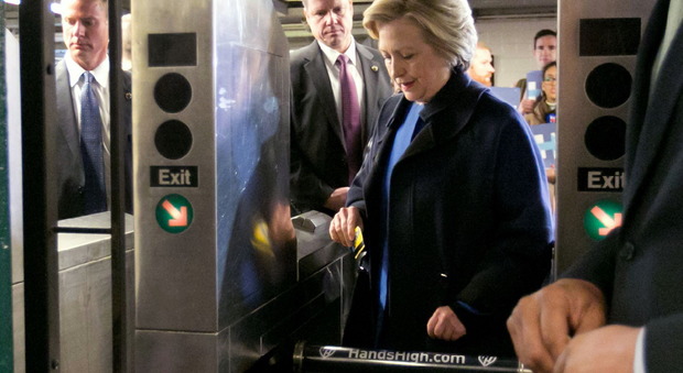 New York, gaffe di Hillary Clinton: non riesce a entrare nella metro