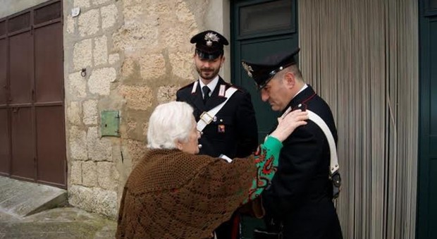 I carabinieri mentre assistono un'anziana