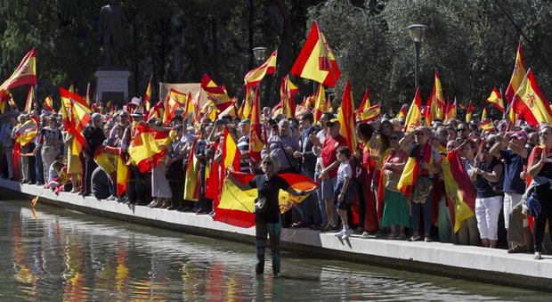Catalogna, migliaia in piazza a Madrid per l'unità nazionale. Rajoy: impediremo indipendenza