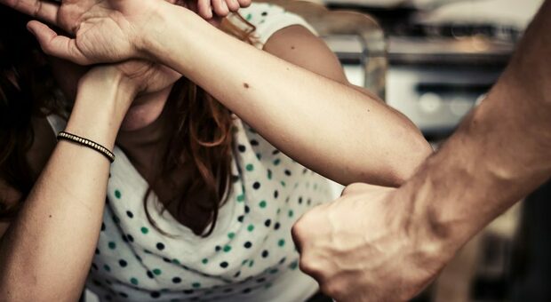 Denuncia il marito violento: prima del processo lui si ammala e lei decide di accudirlo