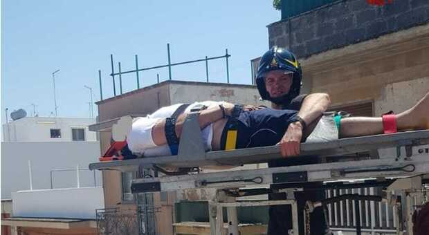 Cade dalla scala mentre pulisce la canna fumaria sul terrazzo: ferito un uomo