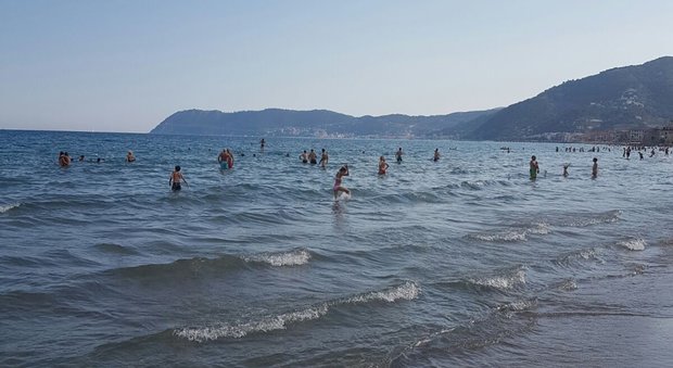 Vacanze, per 8 italiani su 10 l'estate coincide con mare e spiaggia Spagna, Grecia, Francia e Croazia le mete preferite