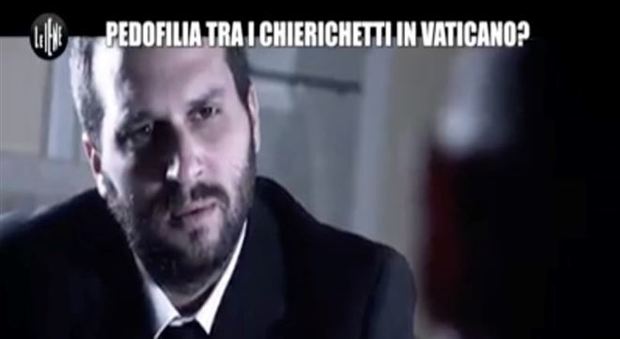 Abusi in Vaticano, ex chierichetto: "Nella stanza del prete pedofilo guardavamo film porno"