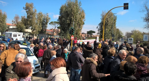 Roma, cittadini protestano contro le buche e bloccano una strada