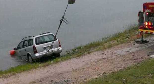 Opel Astra scivola nel lago del Turano recuperata con una gru dai vigili del fuoco