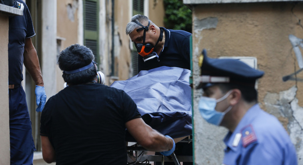 Roma choc: uomo spara e uccide la mamma, poi si toglie la vita. Trovati morti in casa a Torpignattara