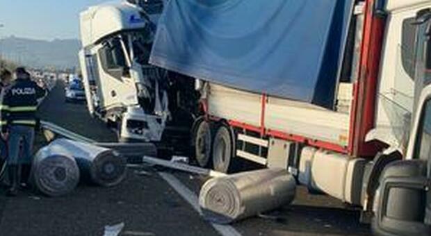 Tir contro auto sulla A1, tre feriti: chiuso tratto Cassino-Caianello, 8 km di coda verso Napoli