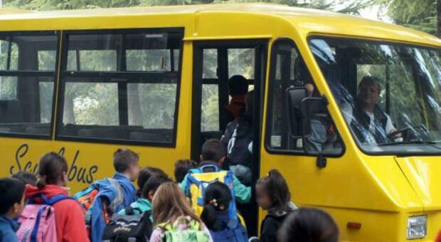 Scuolabus contro un'auto, paura per i bambini che vanno a scuola: 3 in ospedale, ferito anche l'autista